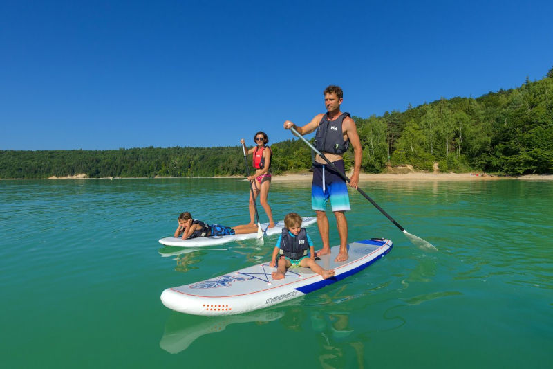 Photo d'une femille en paddle sur un lac