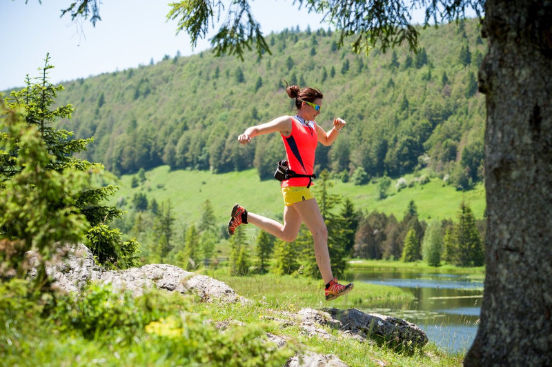 Photo d'une femme qui court dans la montagne