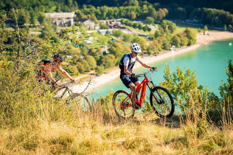 Photo de personnes en VTT